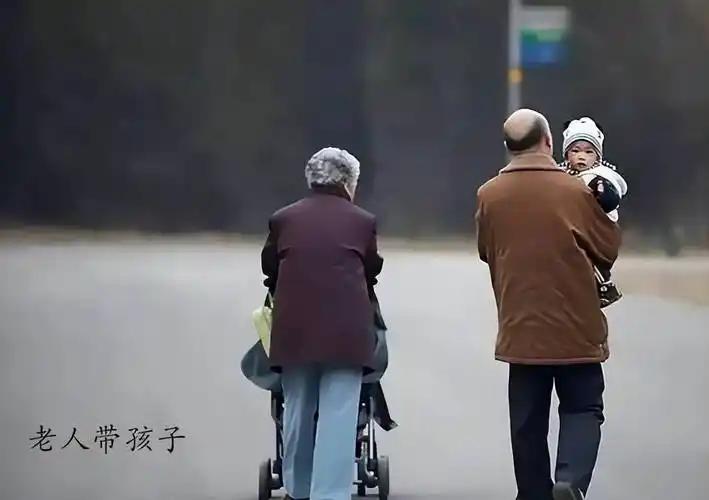 老人帮子女带娃从来都不是责任与义务，而是出于对子女的心疼，想帮他们在打拼事业的阶