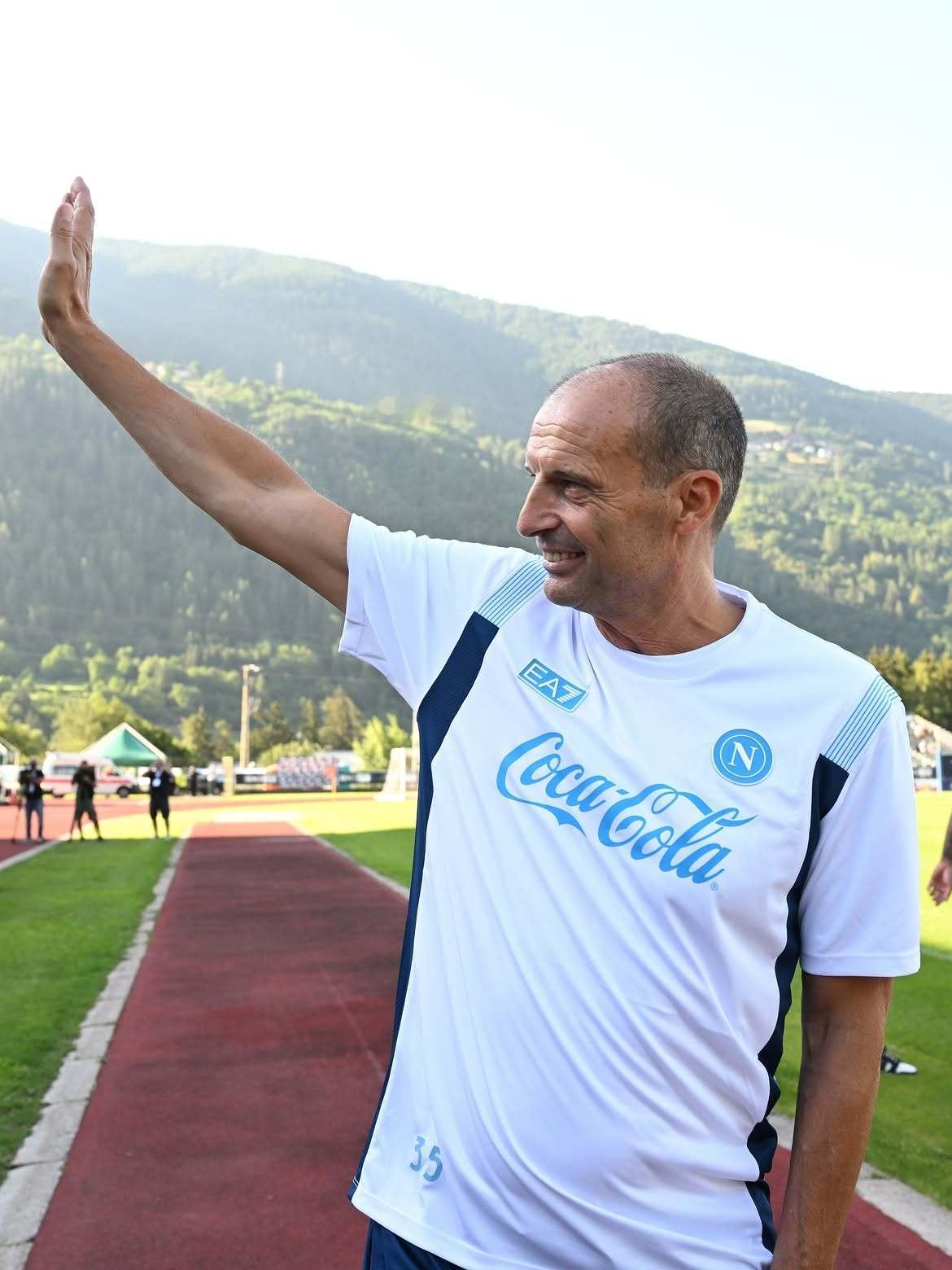 👋夏训第一件事，跟球迷们打个招呼💙意甲联赛💎我们是Calcio