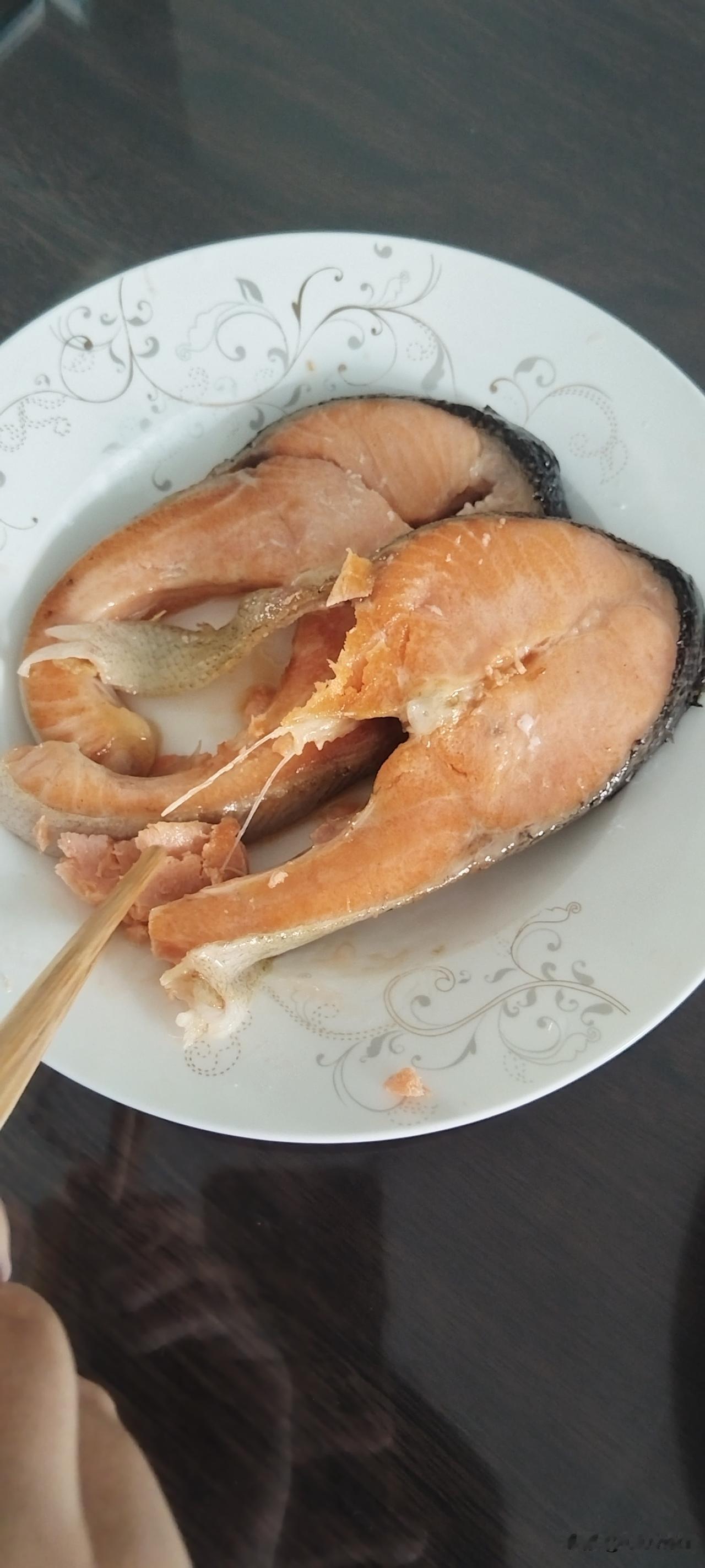 第一次煎三文鱼，刚放到餐桌上还没来得及拿手机，娃的筷子已经伸过来夹了块肉送嘴里了