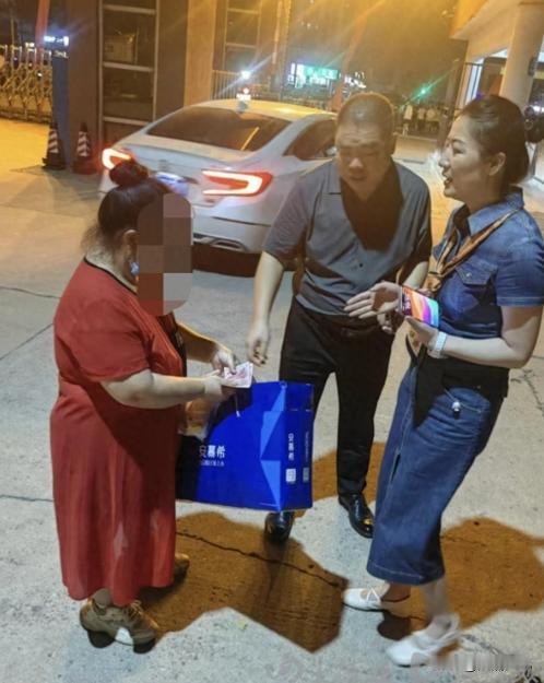 暖心！”周口一大学生到校报到，交完学费后身上只剩两元，连回家的车票钱都拿不出来，