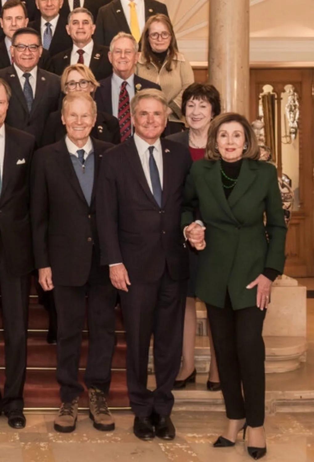 佩洛西是如何受伤的？

美国民主党大佬、84岁的前众议长佩洛西日前到卢森堡出席二