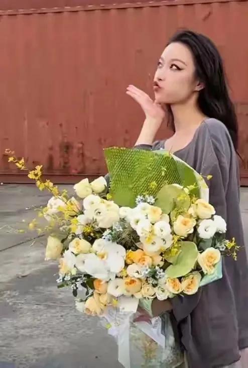 有人说她“恋爱脑”一手好牌打得稀烂？

倪妮37岁生日视频一出，全网都闭嘴！她灰