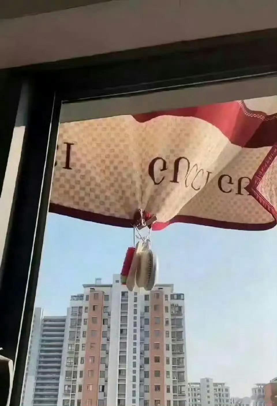 楼上邻居太吵，我就买了震楼器，结果他第二天挂出了这个 