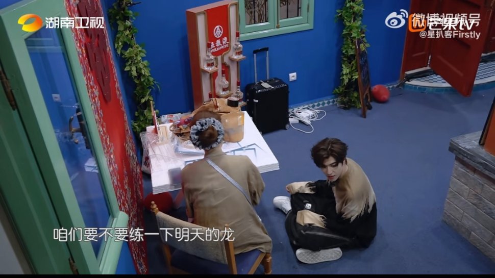 丁禹兮尹浩宇一个考清华一个烤地瓜小丁舞龙行云流水超有美感，派派新手尝试却差点“绑