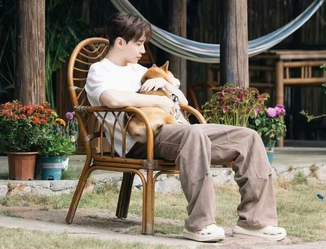 这双拖鞋救过Henry的命吗 粉丝的幽默感我服了！“这双拖鞋救过Henry的命吗