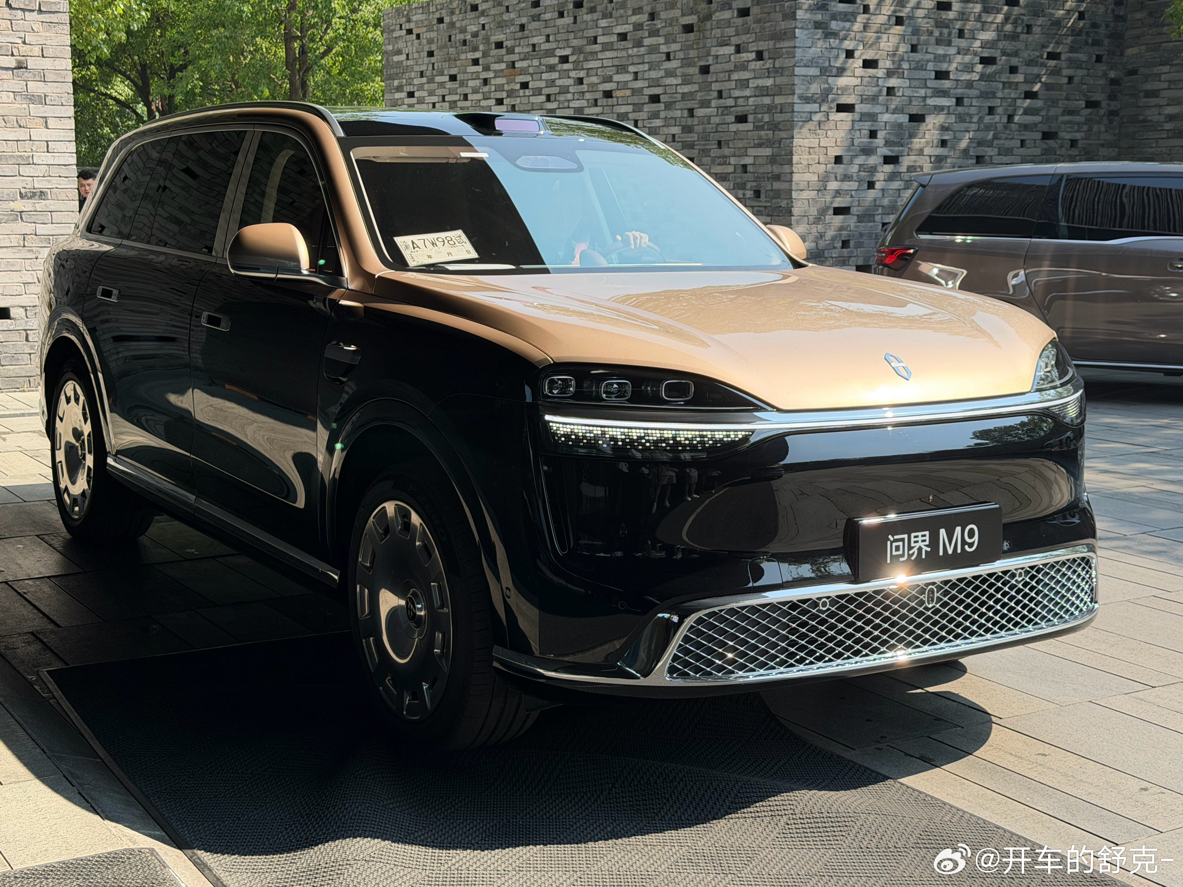 看出和普通问界M9的不同了嘛？ 