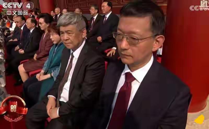 洪秀柱出坐天安门城楼上面，显然这个规格很高了，洪秀柱常年奔走两岸，为两岸统一发声