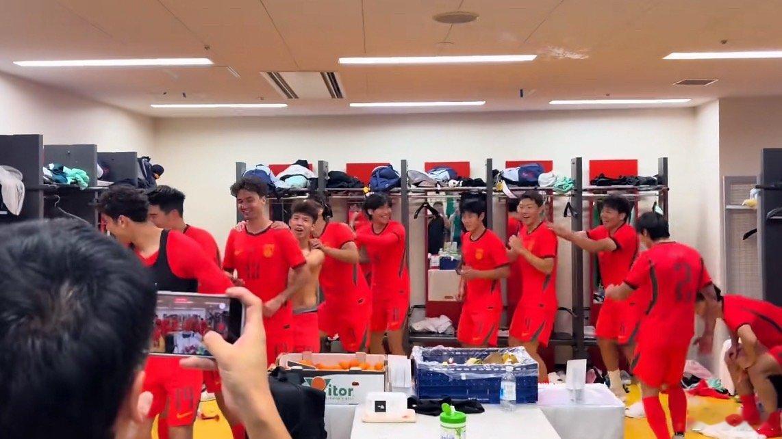 U23国足更衣室集体跳舞这届国足都瘦瘦的，还是瘦子比较灵活好有朝气啊 这才是我理