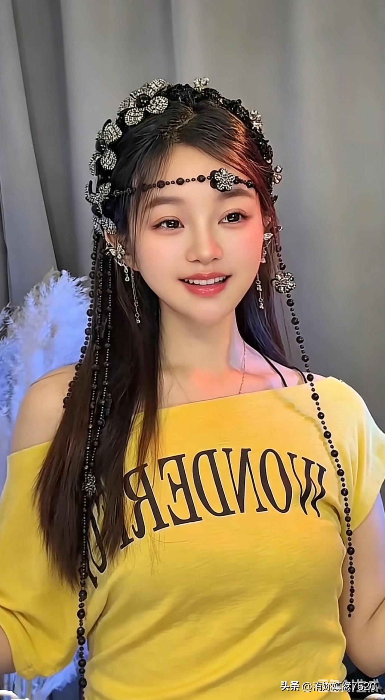 复古风发饰搭配现代黄色露肩衫，甜美又时尚！时尚穿搭，新中式印花旗袍裙分享