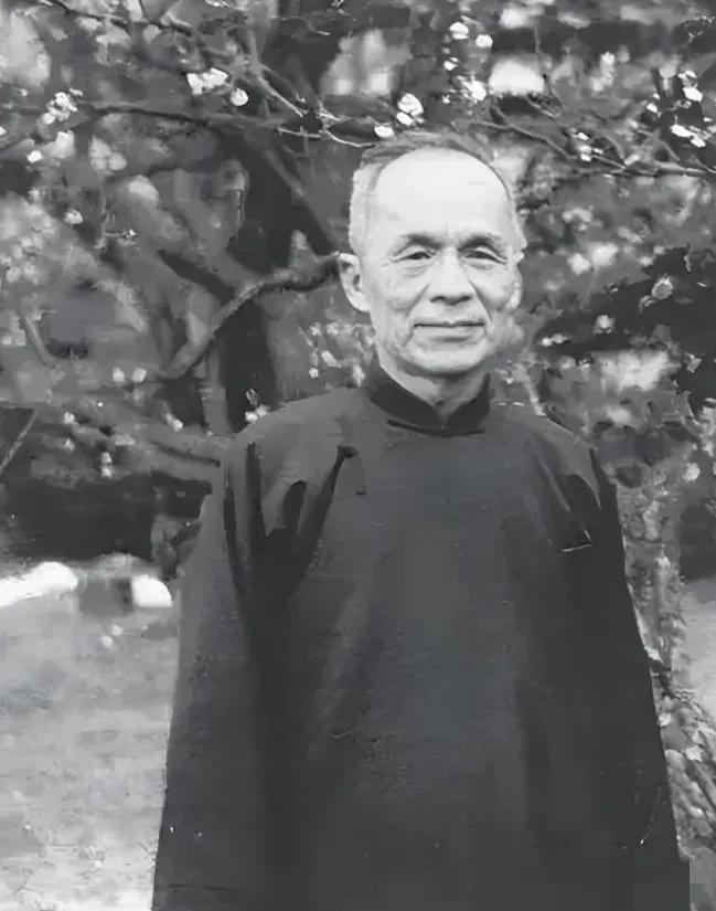 1942年春，青帮头目吴四宝被日本人毒死，独留他的老婆佘爱珍一人在波诡云谲的上海