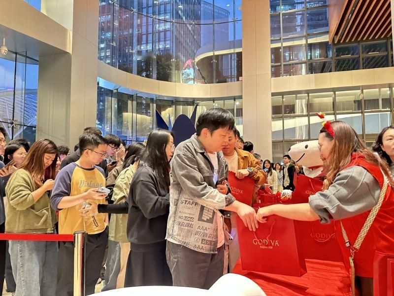 家人们谁懂啊！东哥的冬日暖心惊喜又双叒叕来了！十万多盒歌帝梵巧克力空降九城京东，