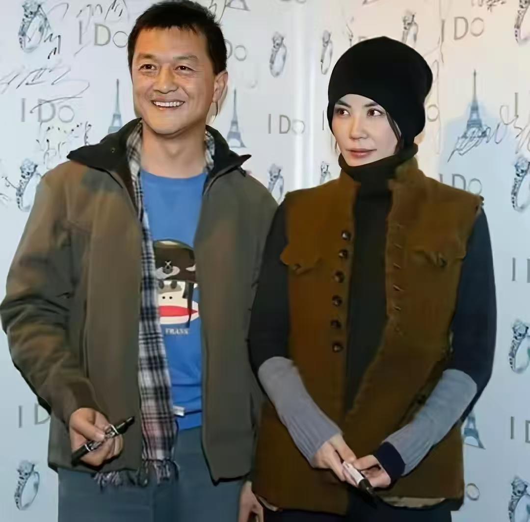 王菲那么有钱，据说有45亿。王菲在经济上对李亚鹏的支持尽力了，上亿是有的。任由李