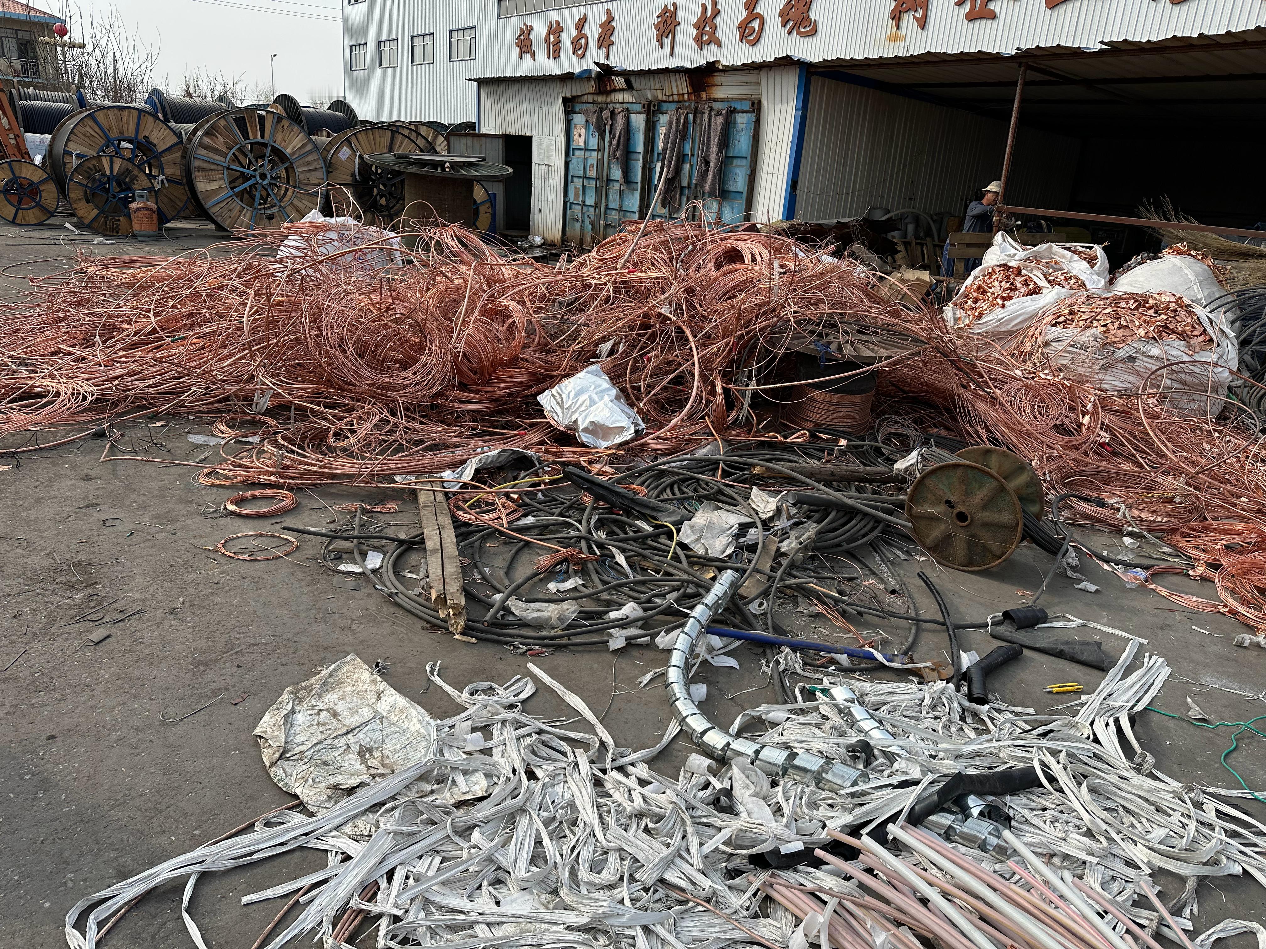可不要小看卖废品，河北工厂主产电缆，损耗大废品多，这小活弄好了年收入超过很多人，