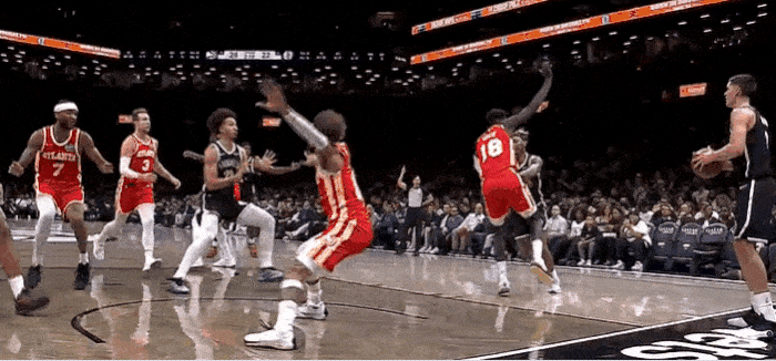 倒了大霉！特雷杨被队友压伤了！
在今天NBA常规赛老鹰对阵篮网的第一节比赛中，特