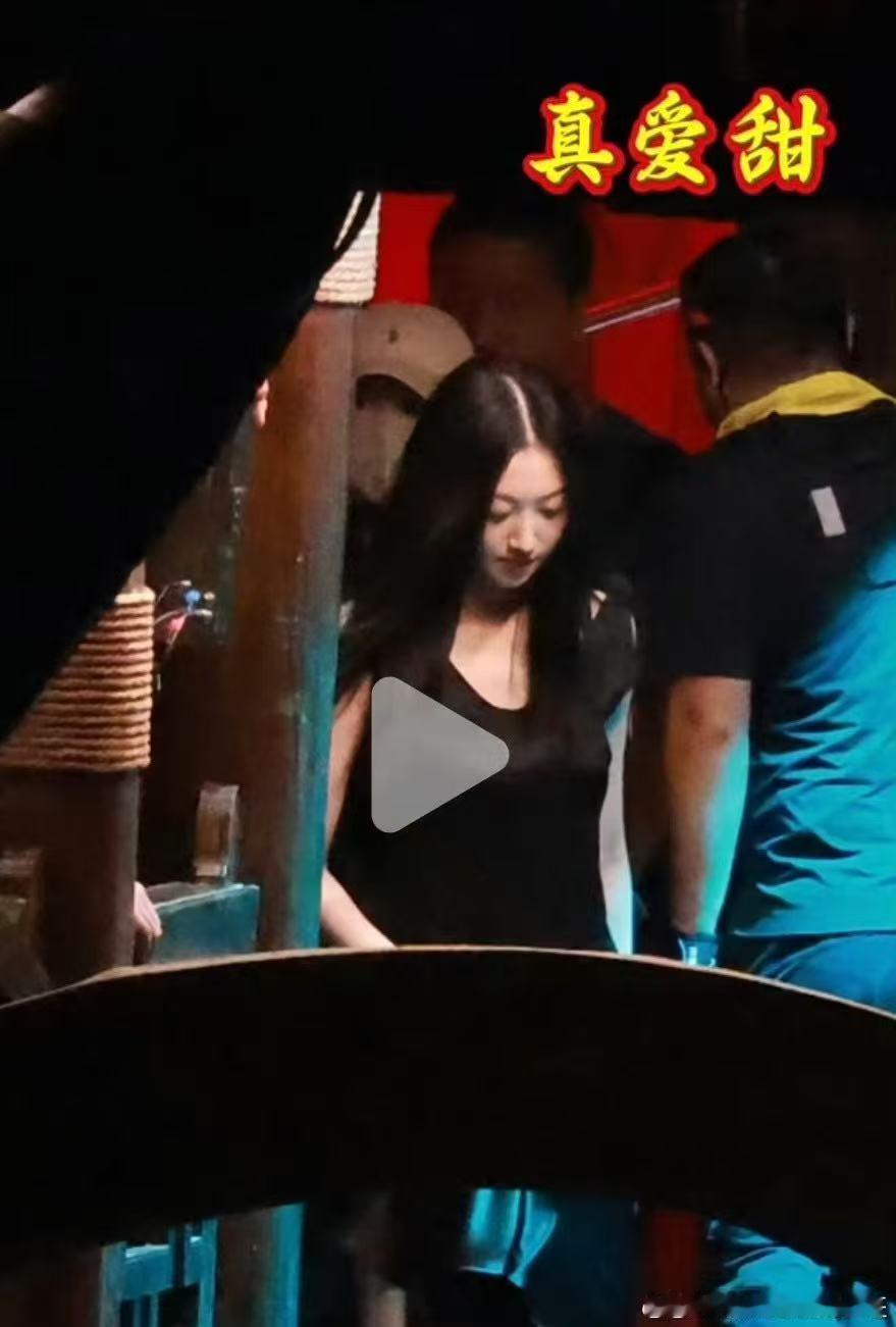 景甜龙骨焚箱黑长直路透 哇塞！景甜《龙骨焚箱》黑长直路透曝光，一袭黑衣搭配黑长直