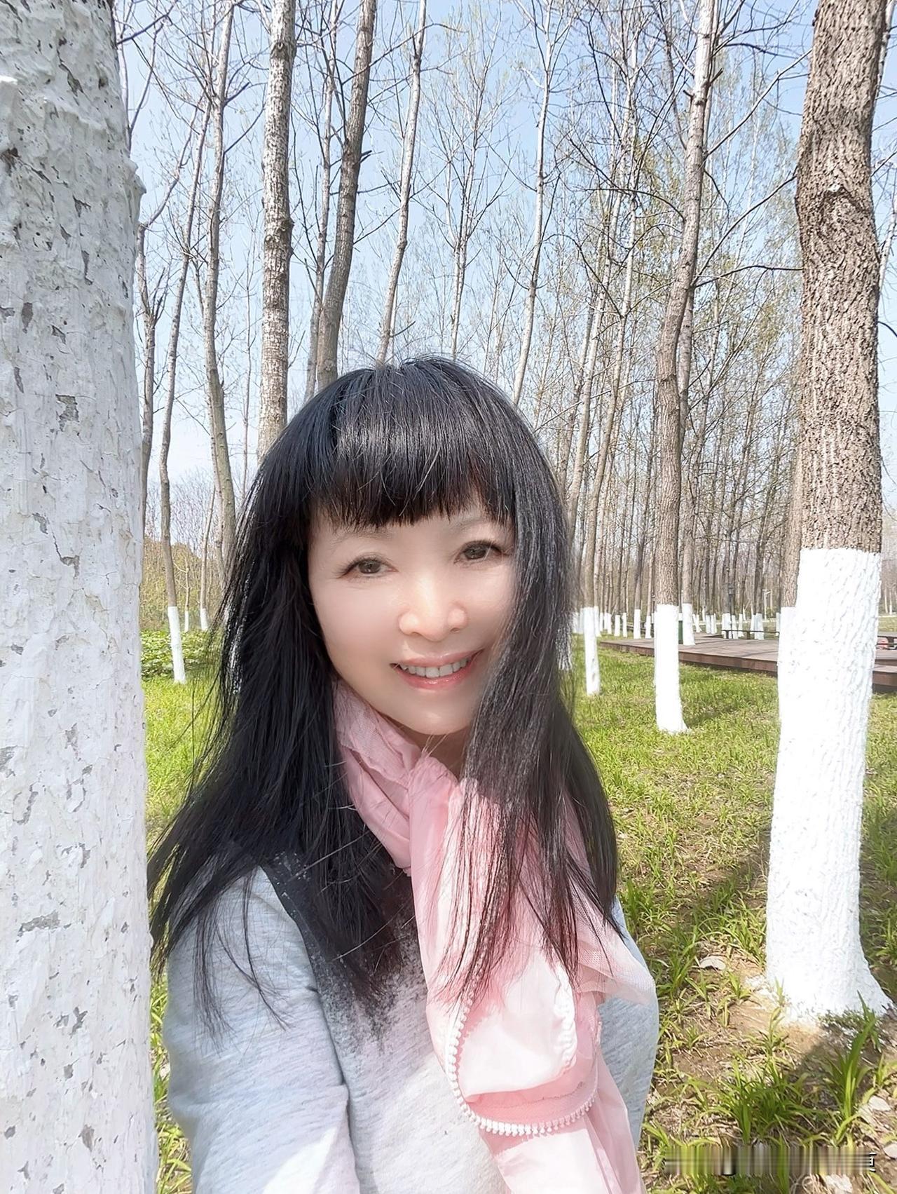 昨日晴好，和许久未见的老朋友相约来到了合肥少荃湖公园。
此刻这里花田与风车交织，