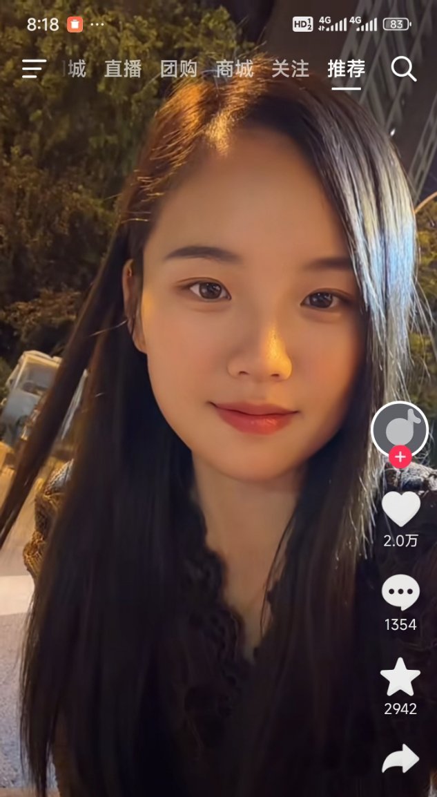 漂亮的优势这个女的每天自拍啥话也不说几十万粉丝直播很多打赏的女生们你们说气不气人