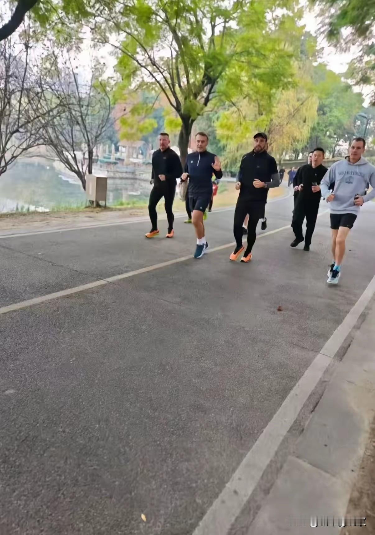 成都就靠三张牌赢得了全世界，深深吸引着法国总统，这也是四川的大小王炸吗？

一张