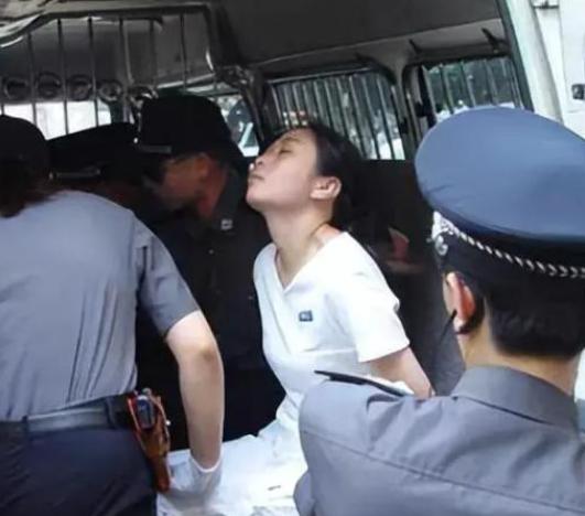 2004年，福州看守所，方晓红被执行“注射死刑”前，斜靠在车玻璃上，仰着头，特别