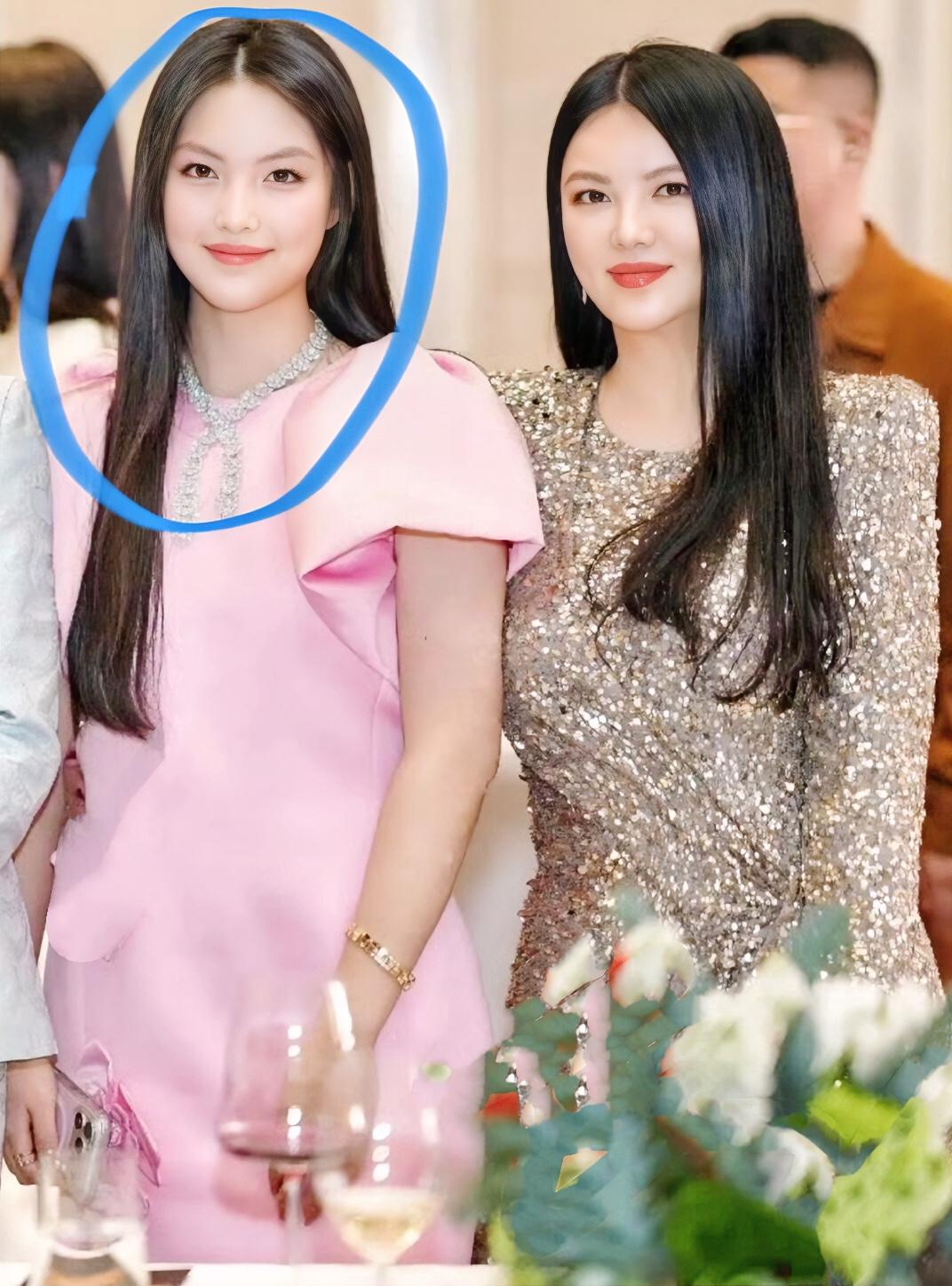 好久没看到他们活动了，这个体型随爸爸了，不过气质和长相可是取了爸妈优点，长期富养