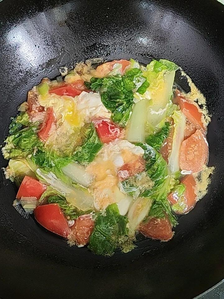 早餐就这一个菜就足够了，小鸡蛋两个，西红柿一个，青菜叶几片，海米一点点，葱油熟锅