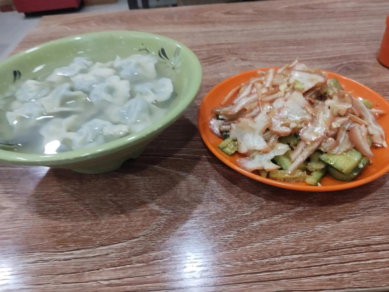俗话说:“饺子就酒，越吃越有。”

酒就算了，很反感现在的勾兑酒，不是粮食酒，坚