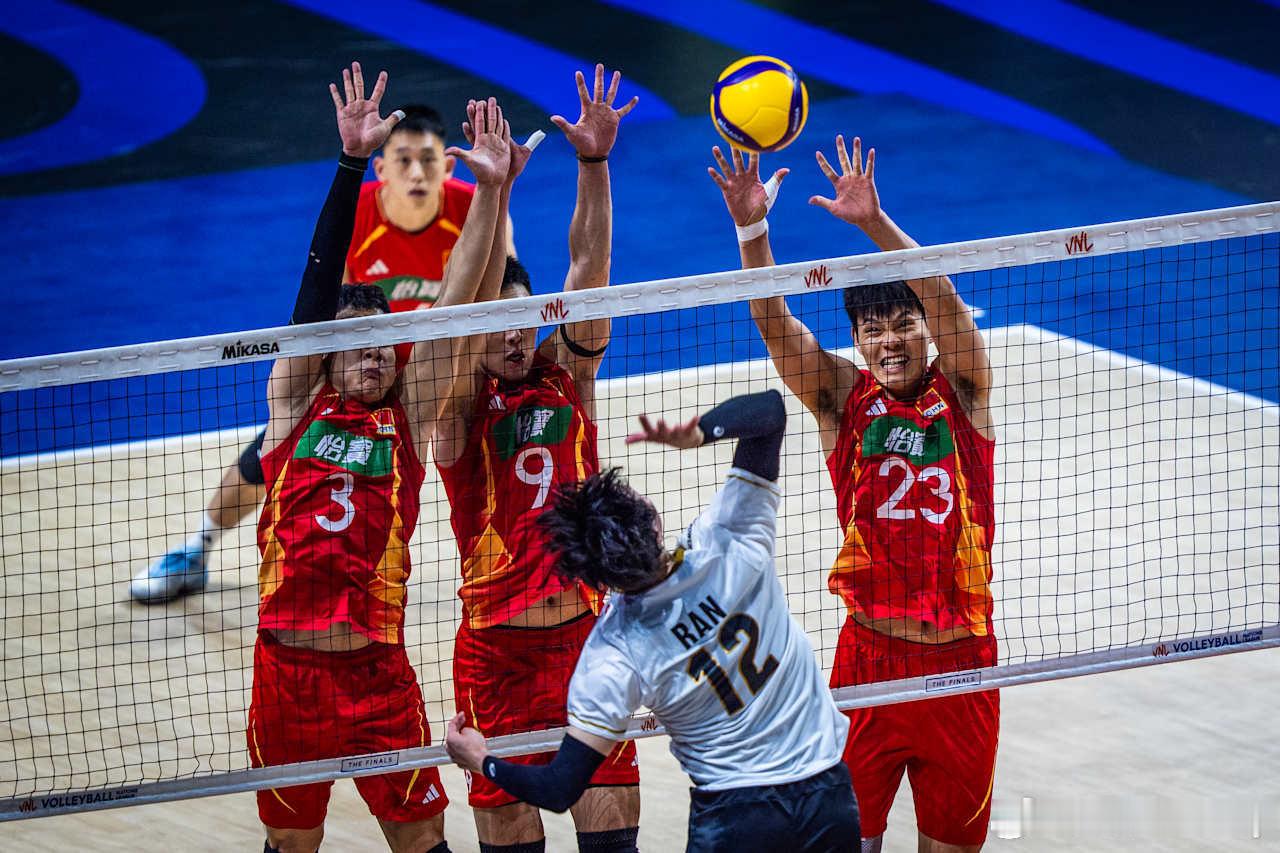 中国男排1比3日本男排 副攻组得分：李咏臻13分（16扣11中0失2被拦，2拦，