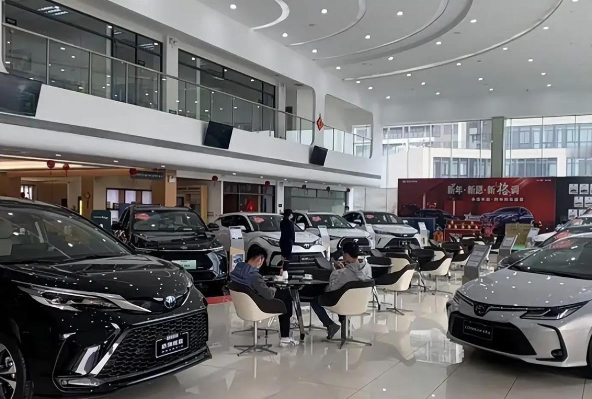 金九银十逛了一圈4S店，发现凯美瑞的终端价格确实松了不少。入门版裸车已经到12.