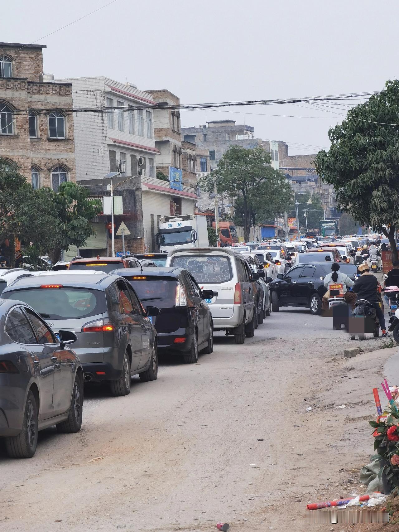 又是一年初二时
过年特色，塞车，塞车，塞车
高峰时间上午10点到11点
车多了，