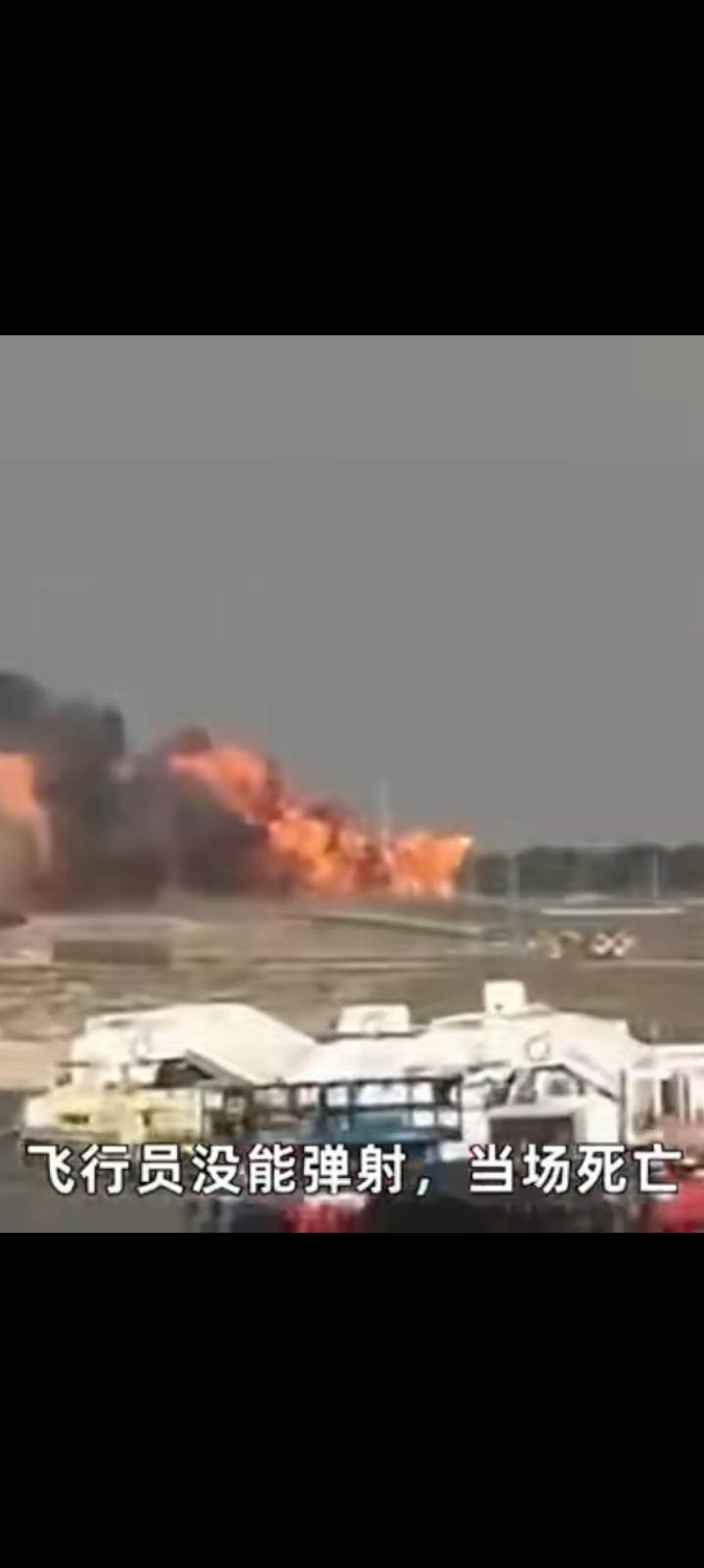 当印度飞行员真是太危险了，这不又掉下来了。
本月21日阿联酋迪拜航空展一架LCA