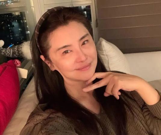 李嘉欣现实究竟有多美？路人镜头才是照妖镜！

俗话说，美女是越老越有韵味，但是明
