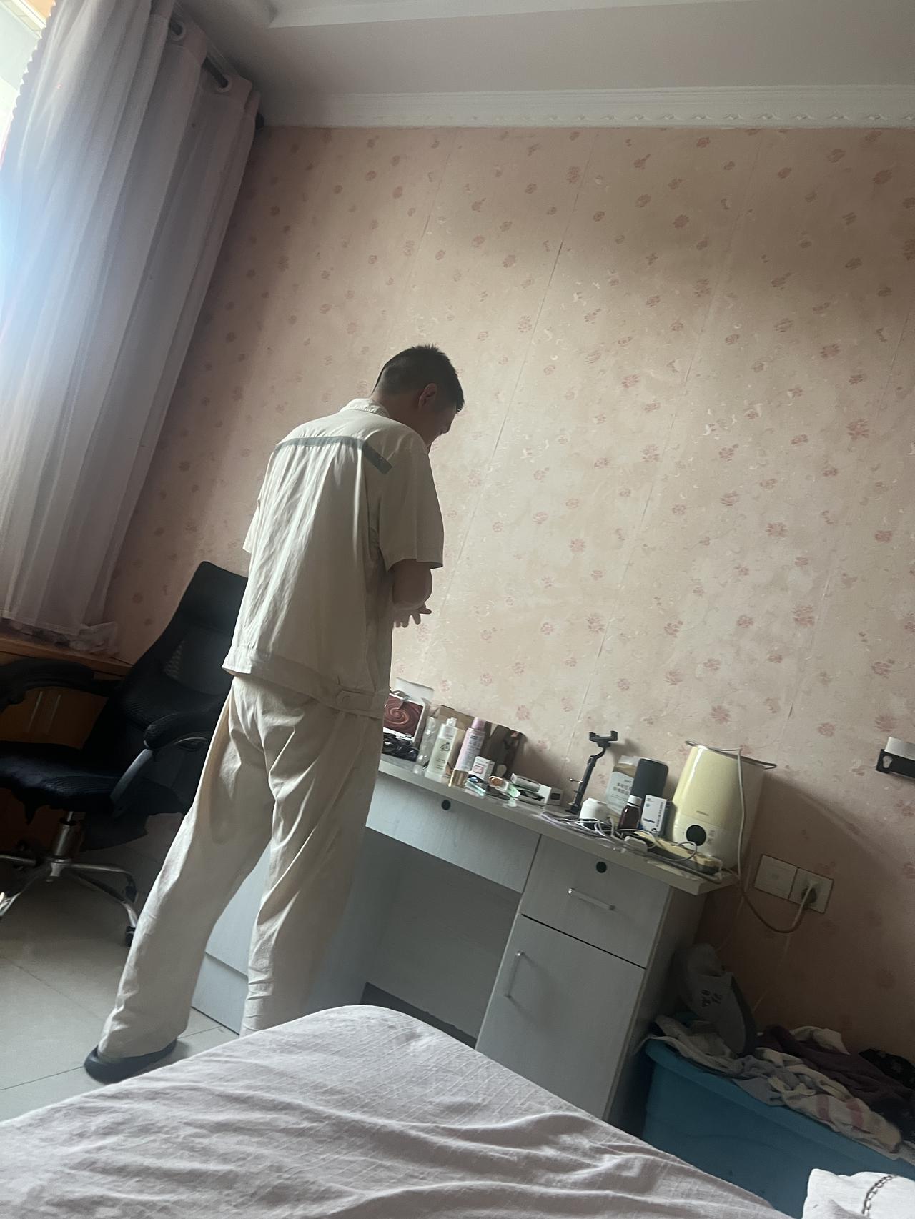 眼前这个男人，是我在网上认识的，我觉得他真的特别厉害！没有父母的帮衬，一个月几千