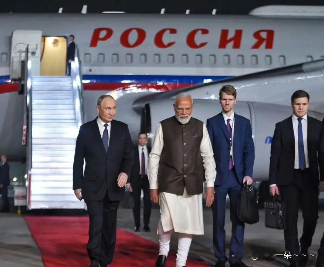 哎呀！莫迪老仙盼星星，盼月亮终于把普京盼来了。大家都知道，俄罗斯飞机喜欢夜间飞行