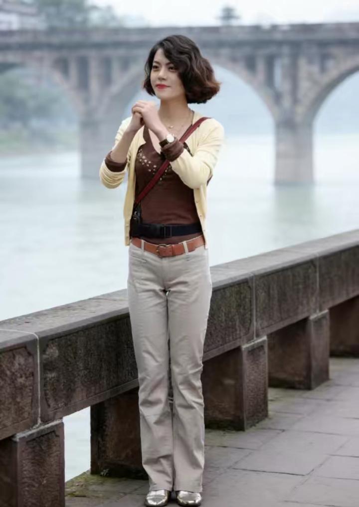 她气质优雅，有文化的人，气场就是不一样，[呲牙][捂脸]。