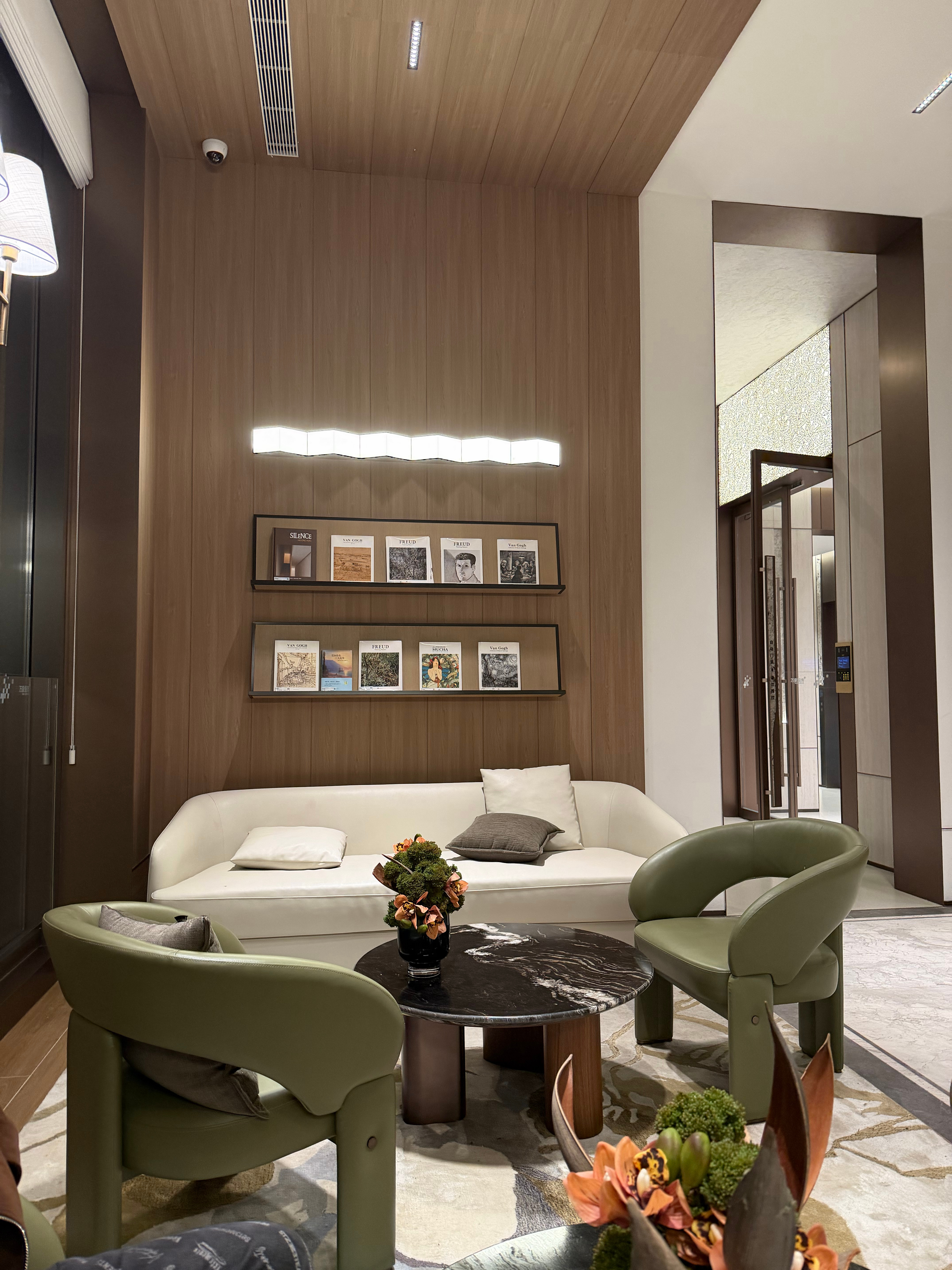 又是忙碌的一天[哼]马上拍两条口播 拍完明天又要飞了[泪奔]跟姚老板混一天吃9顿