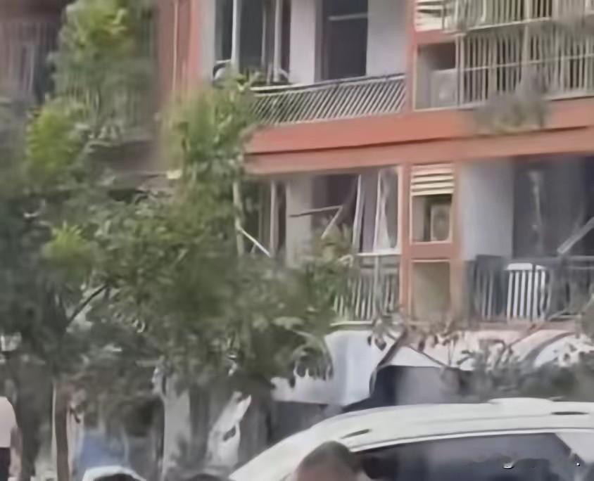 临沂社区爆炸轿车被掀翻，官方通报来了，原因初步查明！

山东临沂这件事这两天在网