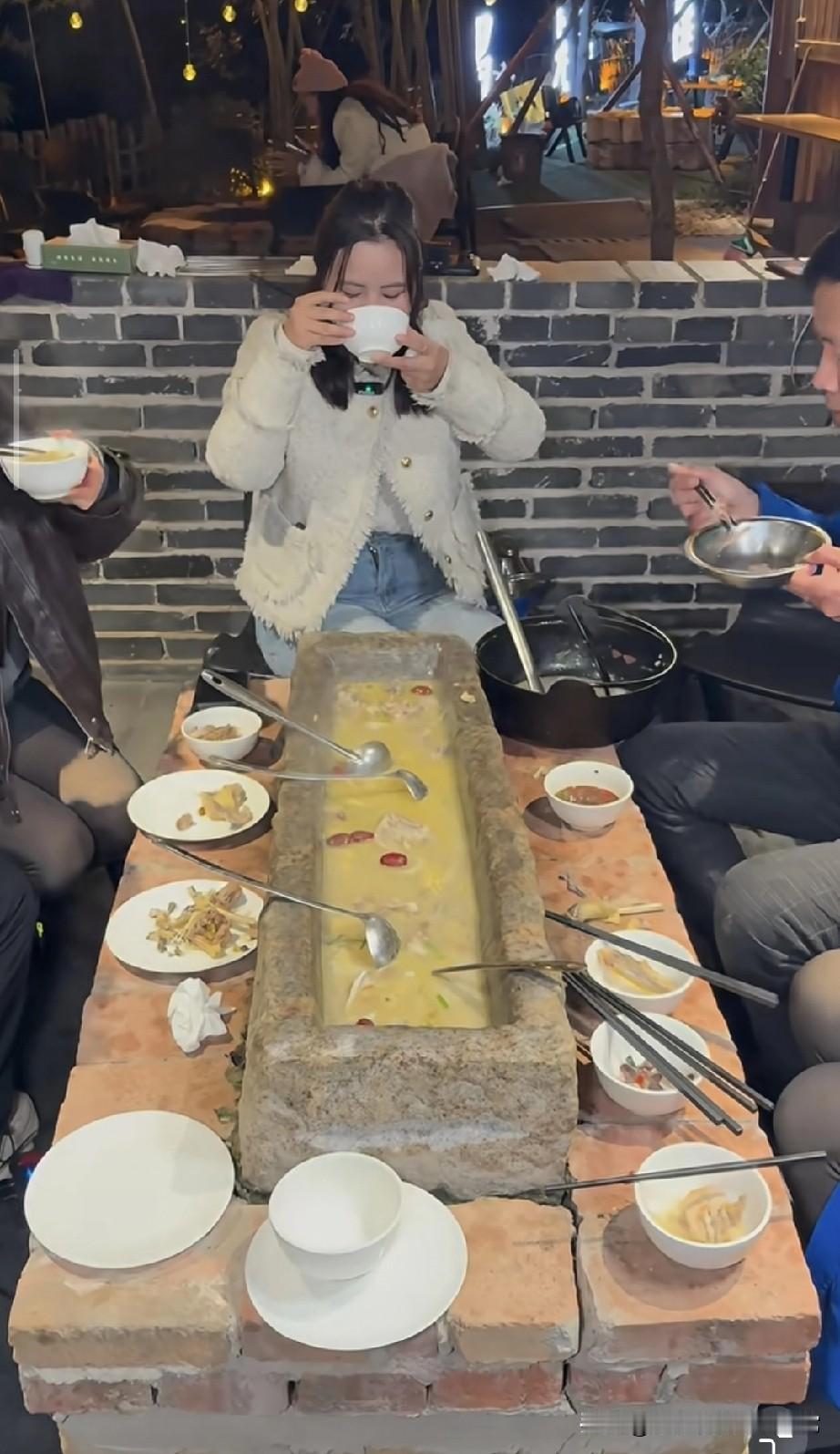 猪槽火锅！是新潮还是瞎折腾？
 
刷视频撞见离谱一幕：老板竟把喂猪的老石槽搬上桌