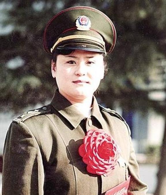 1988年，郑州一位姑娘被两名大汉架着胳膊塞进出租车。飞驰的车突然急刹，姑娘顺势