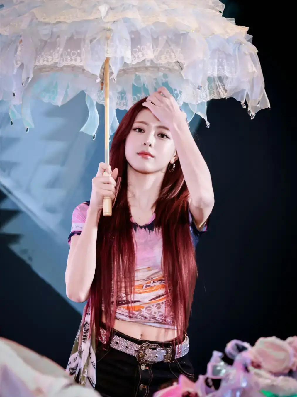 2026年刚，ITZY的忙内申有娜就放大招了！1月6日韩媒爆出，她将于3月推出首