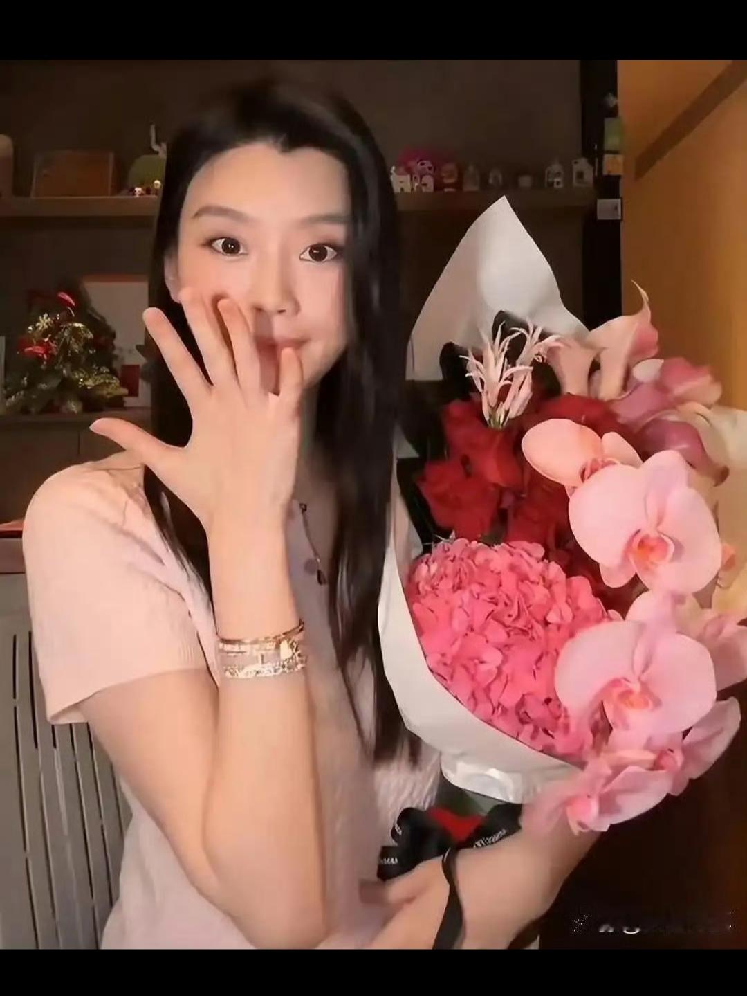 素颜都这么漂亮！
虽然她的脸也动过了，但是人家最起码看着很自然，不像某些人用力过