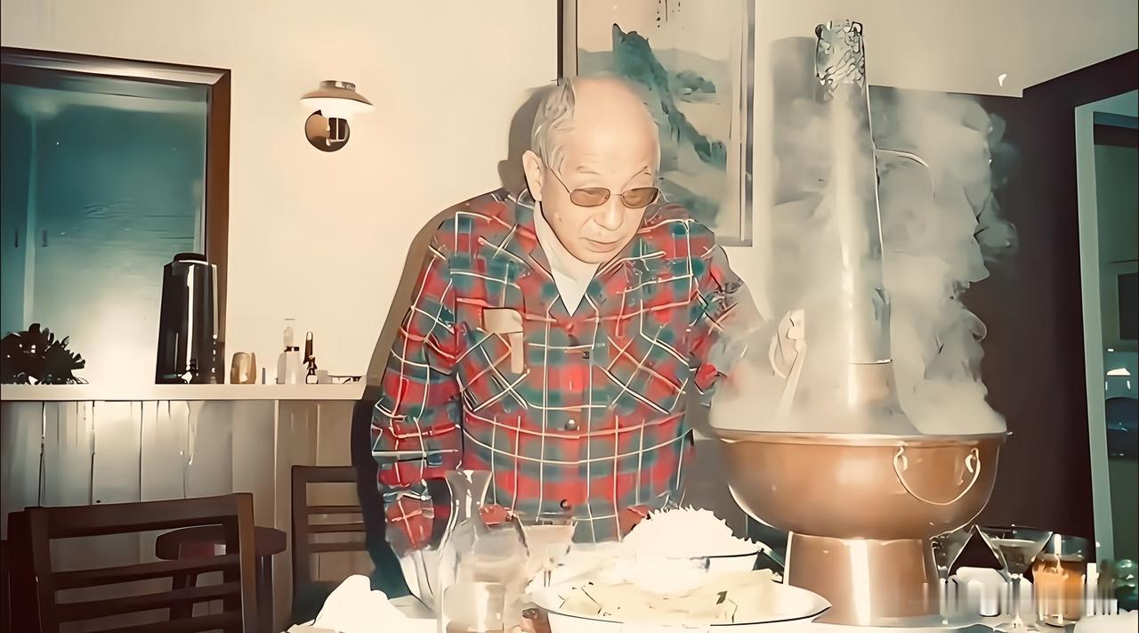眼前这位涮火锅的老人就是张学良，拍摄于1988年，当时他已经87岁高龄，距离被幽