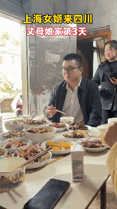 上海女婿来四川丈母娘第3天，一到吃饭时间就说他不饿[黑脸]