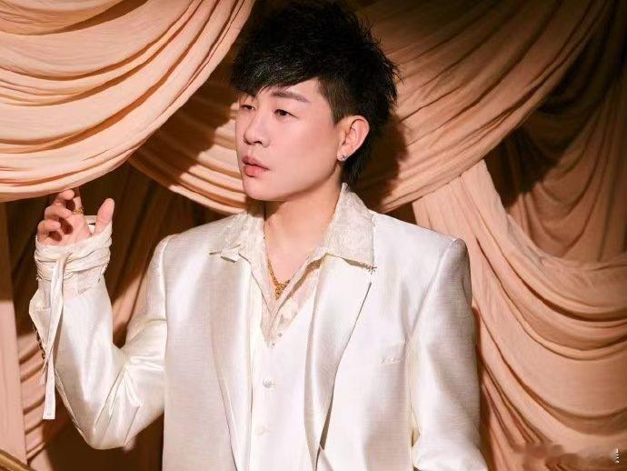 新年第一天被胡彦斌全开麦牛醒了  《再见爱人》的全开麦演唱，让胡彦斌的音乐才华在