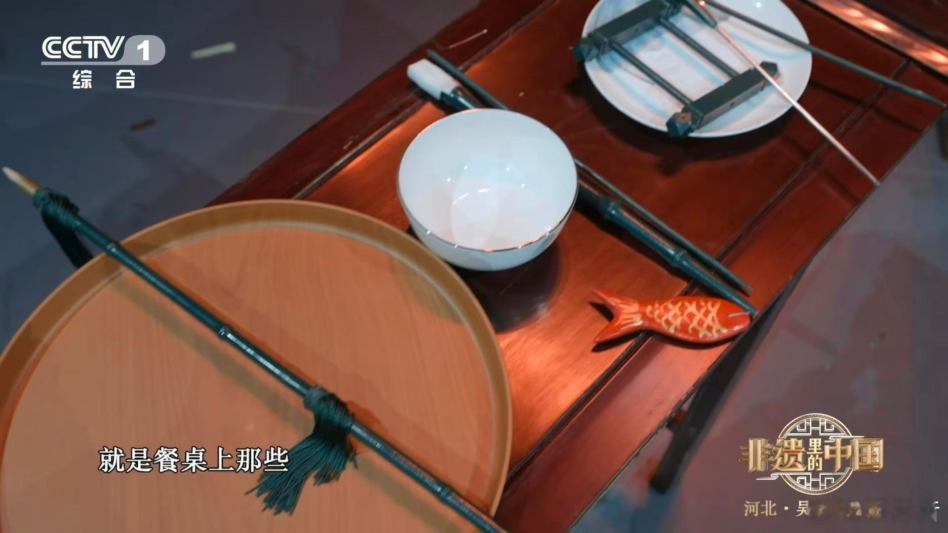 中国杂技看呆了 王娜娜能用口叼技顶起各种物品这点超惊艳！这些物品看着是日常用品，
