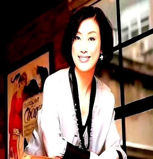 25年后，她低头了
 
1998年，洪晃接手《iLOOK》，把创始人黄静洁直接踢