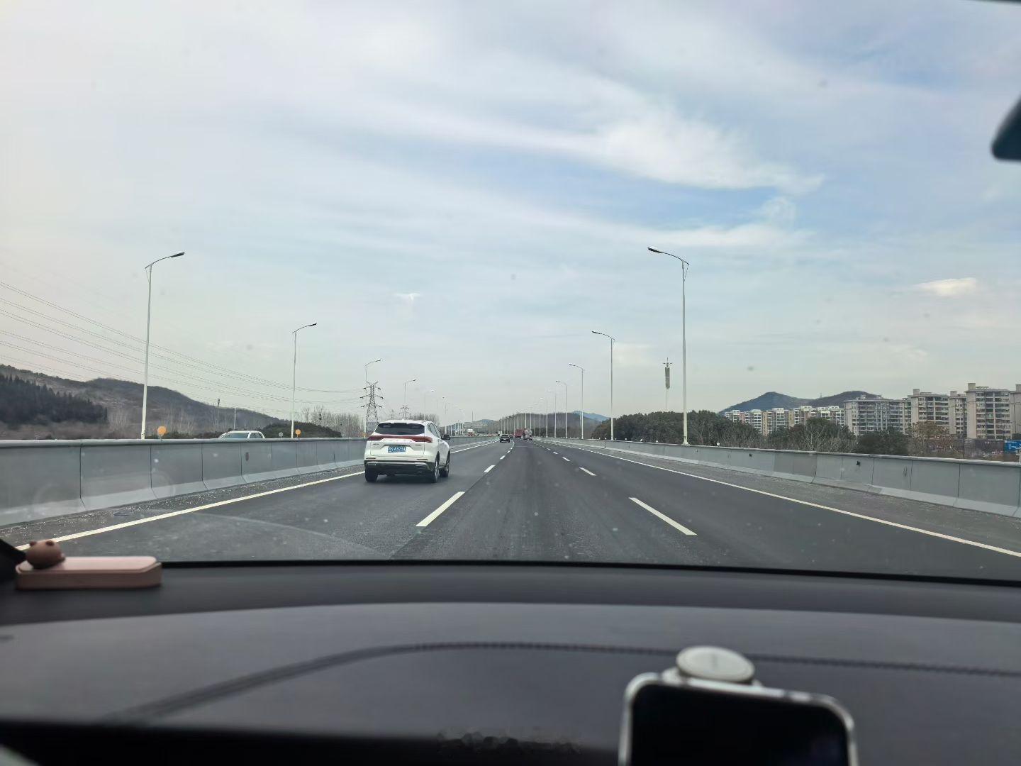 路上的车越来越少了