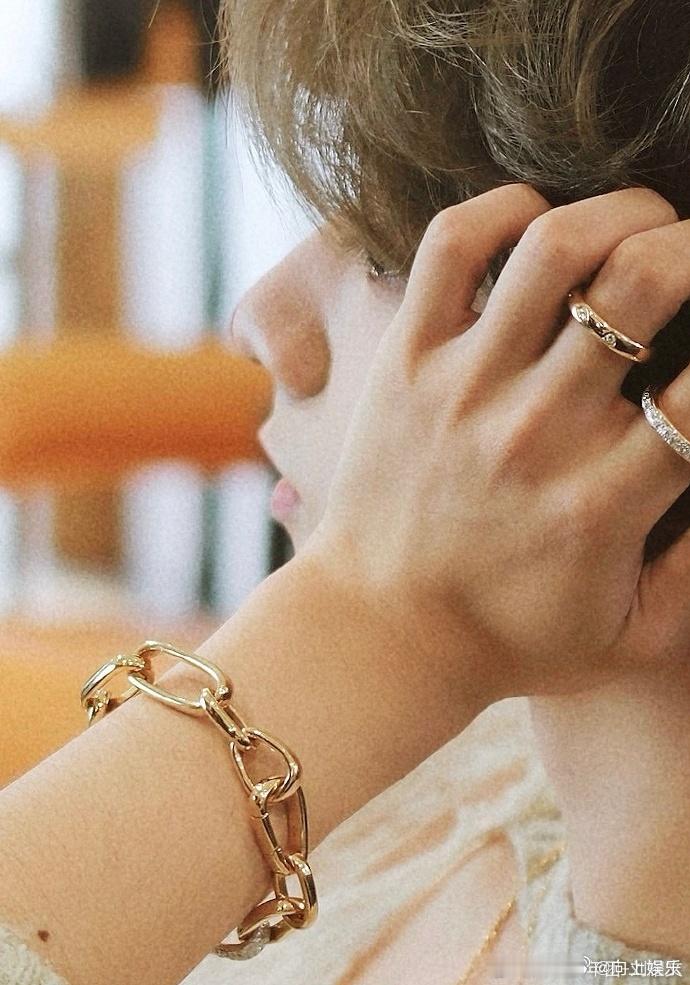 刘耀文六周年影像合集，这手我真的不行了，s感十足 