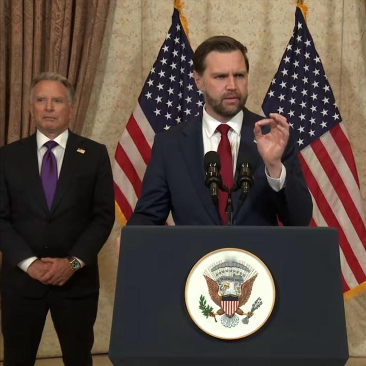 连续谈判了21个小时，美国副总统眼睛都熬得发绿了。 
 
直到后半夜才出面宣布：