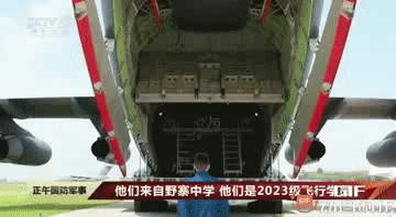 这排面，真的是相当带感，感觉可以吹一辈子了：想当年，我是坐着上下双排座小板凳去参