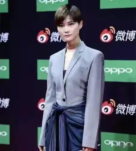 女人是个奇怪的动物，他们追的女星都是丑的，怪的，中性的，比如李宇春，周冬雨，全红